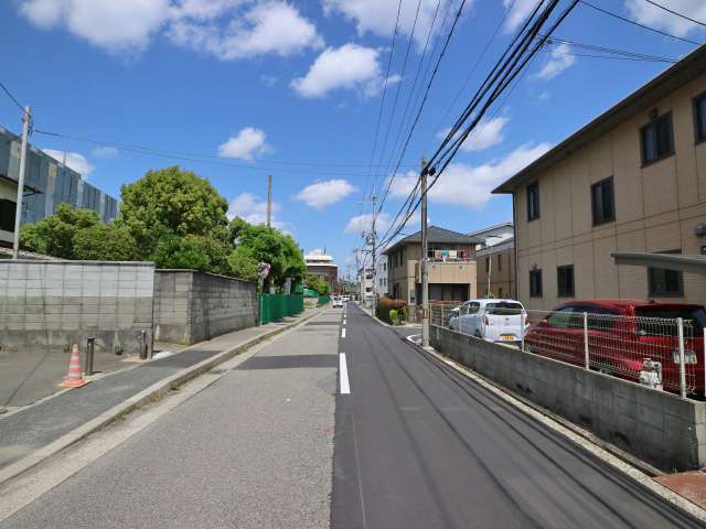 よく手入れされた生垣のある家も多く、緑豊かです。