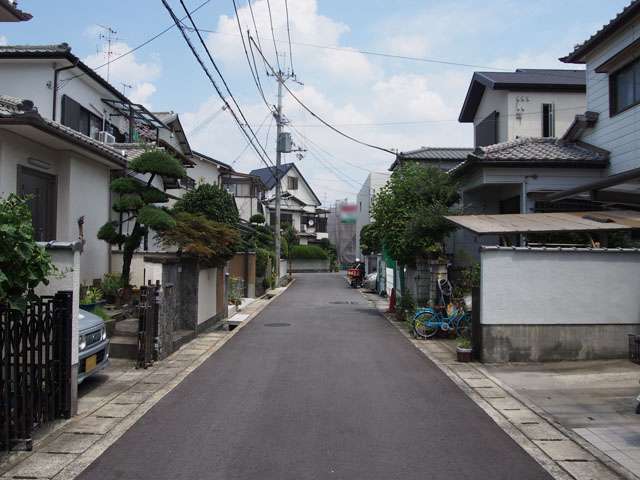 生垣のある家が多く、昔ながらの家が見られる落ち着いた雰囲気の街並み。