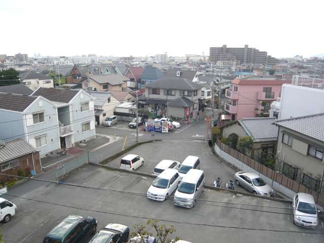 高台付近遠景。道幅は狭く、入り組んでいるところも多くありますが、一戸建てが中心に建ち並ぶ静かな住環境です。