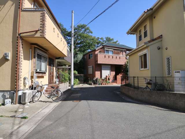 町の全域が第1種低層住居専用地域内で、一戸建てが中心に立ち並んでいます。
