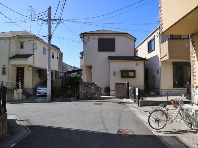 入り組んだ印象の街並みですが、車の通りが少ない静かな住環境が魅力。