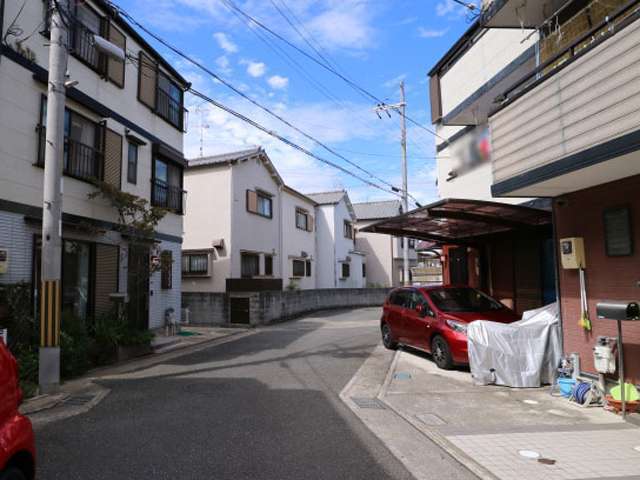 入り組んだ印象の街並みですが、車の通りが少ない静かな住環境です。