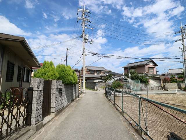 道幅は狭くやや入り組んでいますが、田畑が多く残るのどかな雰囲気です。