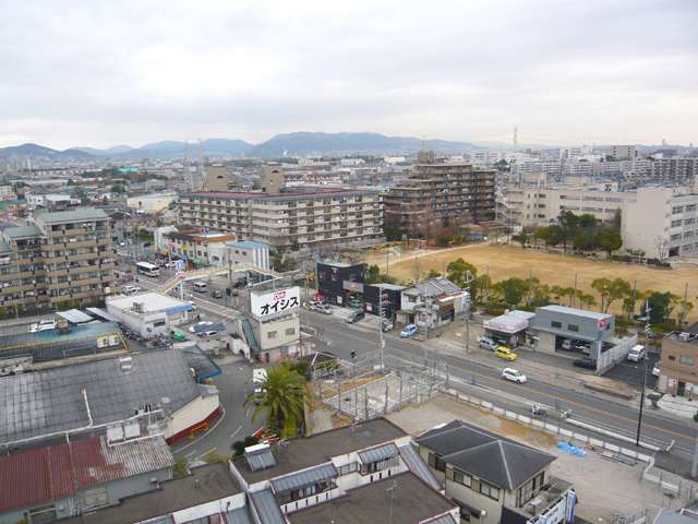 マンションと一戸建てが混在する住宅地で、「オイシス」の工場があります。