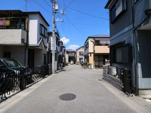 町の北部を南方向から見た景色。区画の整った道路沿いに一戸建てが並んでいます。