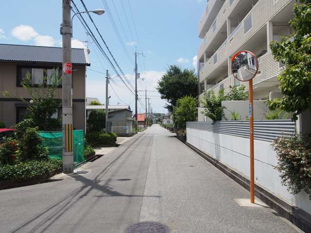 道幅はやや狭いですが、区画が整っています。また地勢も平坦で、自転車での移動がラクです。