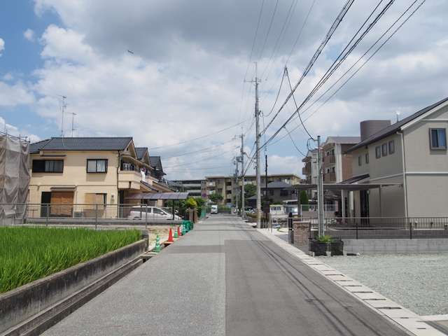 周辺に田畑が残る落ち着いた雰囲気のある街並み。