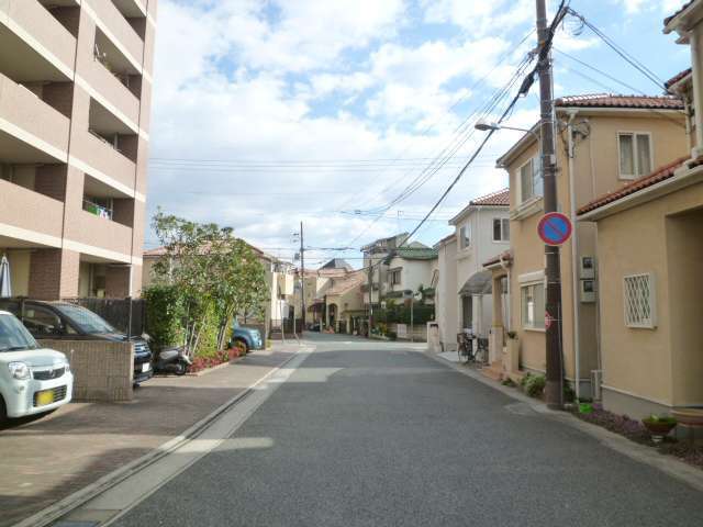 一戸建てやマンションなどが混在する区画の整った町。