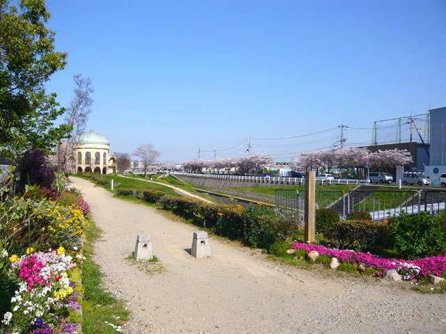 『天神川遊歩道』。車が入ることのできない細道で、ジョギングやウォーキングにぴったり。