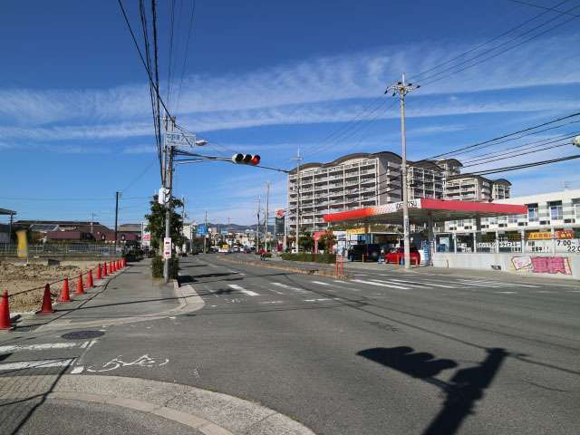 県道142号線が町の北東側を通っているため、車の出入りがらく。