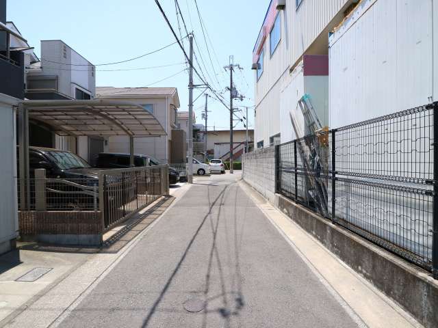 県道から一本中に入ると道幅は狭くなります。