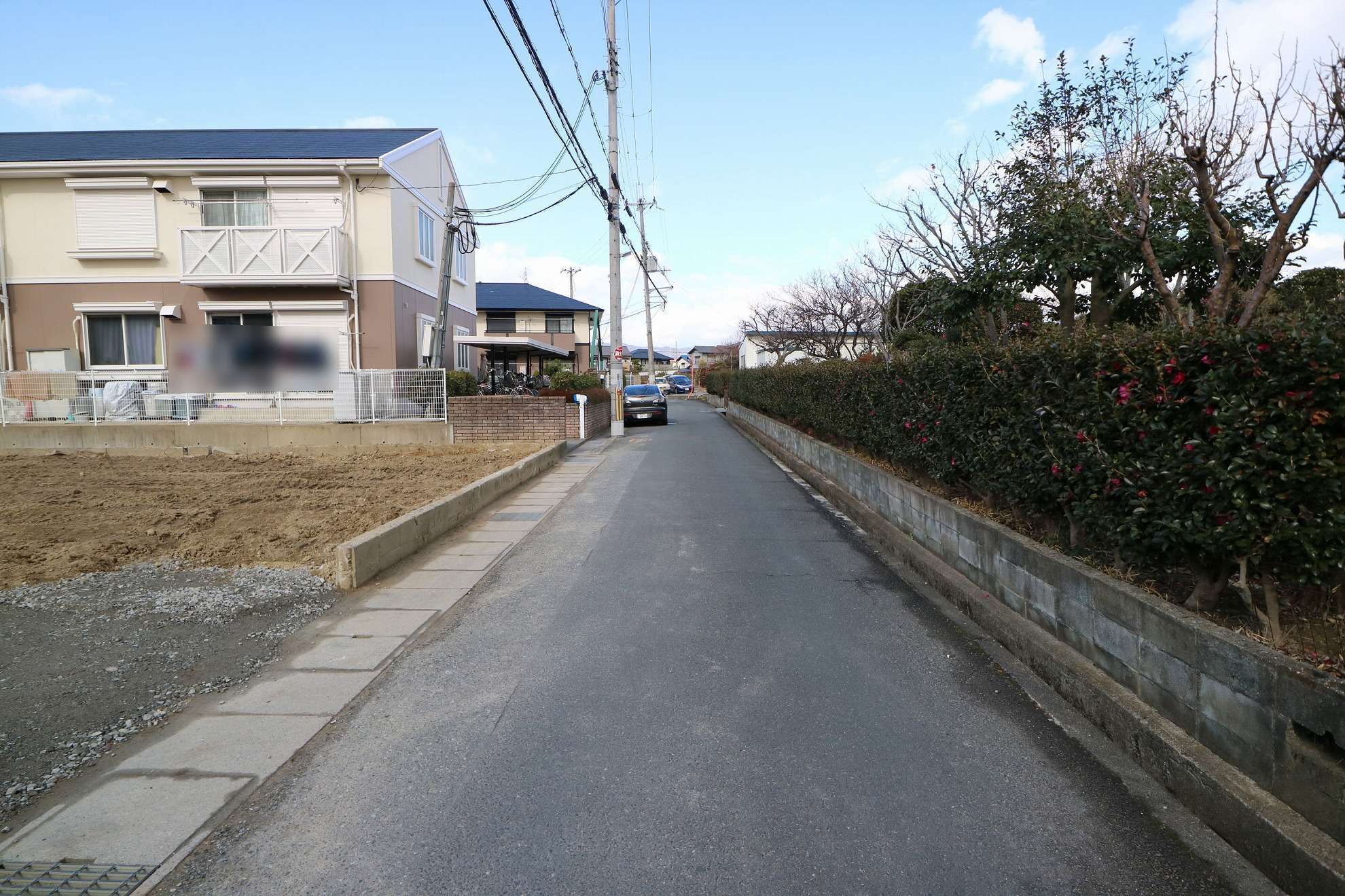町の中の道のりは平坦で、道幅が狭く入り組んだ昔ながらの街路。