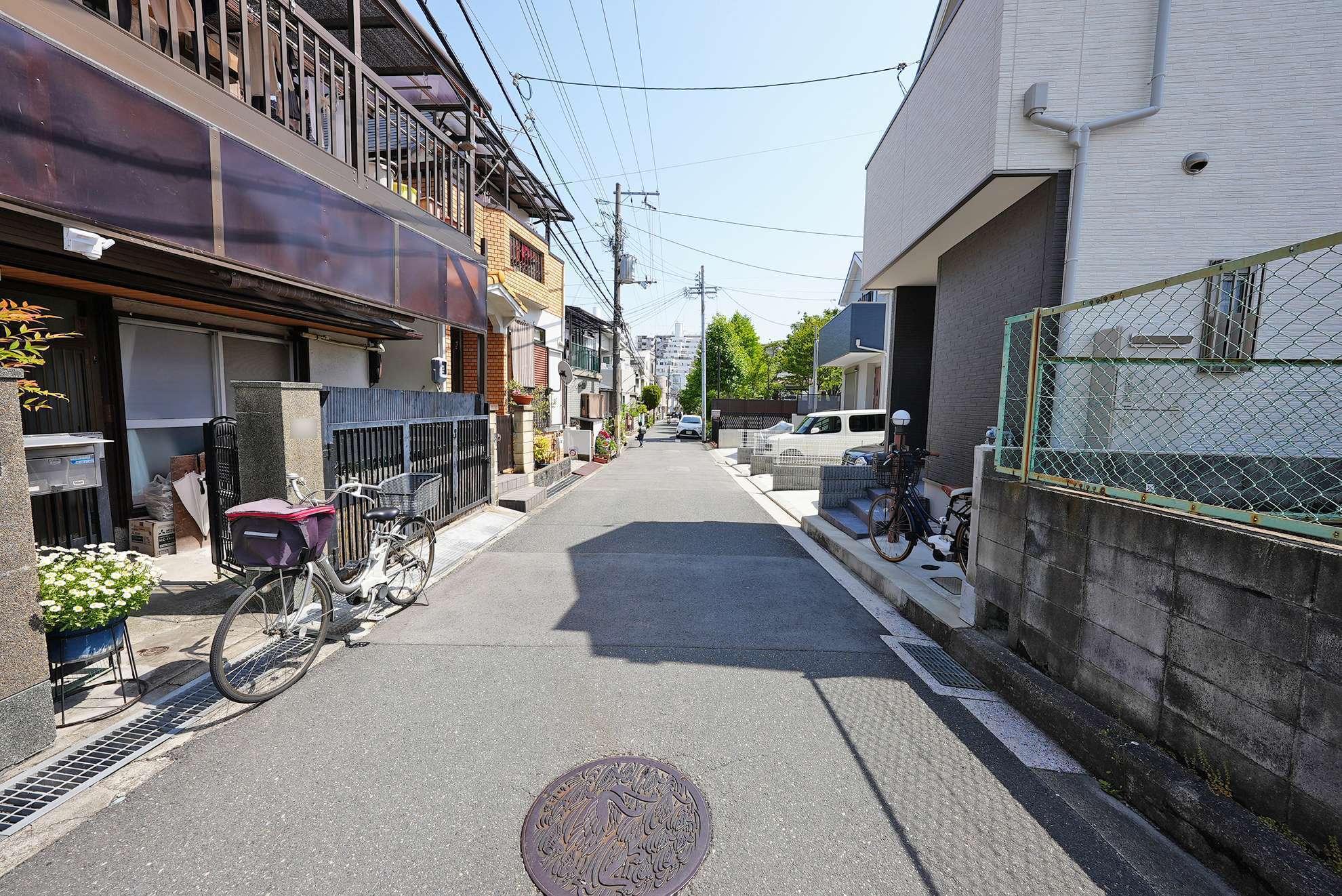 道幅はやや狭く、入り組んだ街路が広がっていますが、地勢は平坦です。