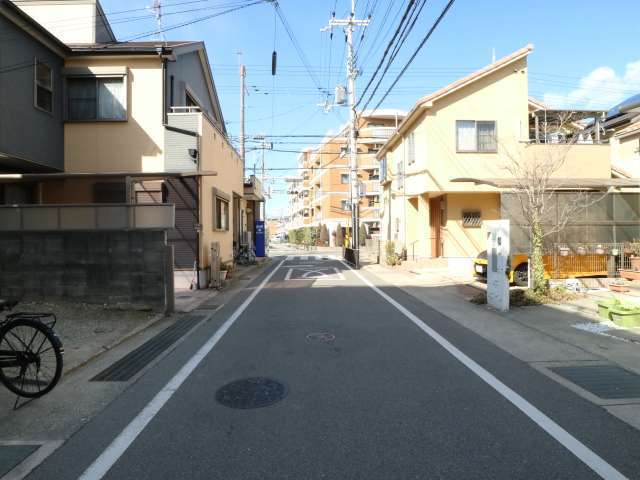 『中野西4丁目』は一戸建やアパートなどが混在する住宅地。