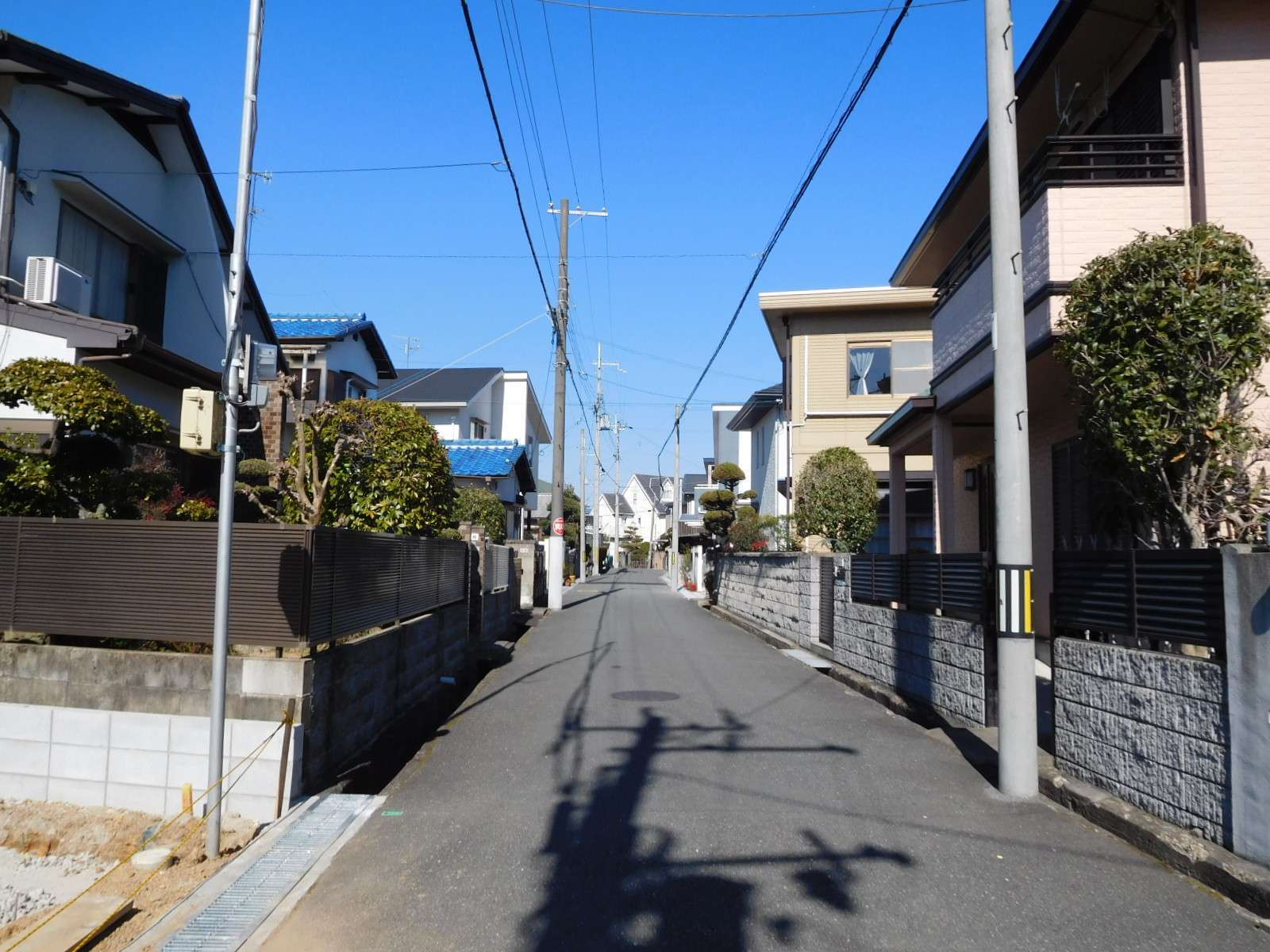 町の南部を南方向から見た景色。一戸建てが整然と多く並んでいます。