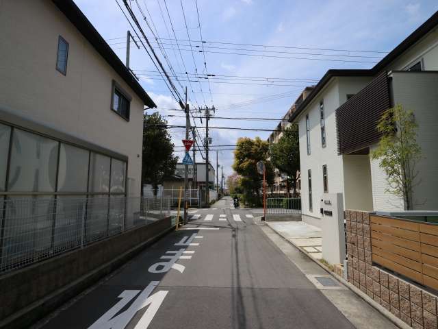 町の西部を北東方向から見た景色。道幅は狭いですが、区画はほぼ整っています。