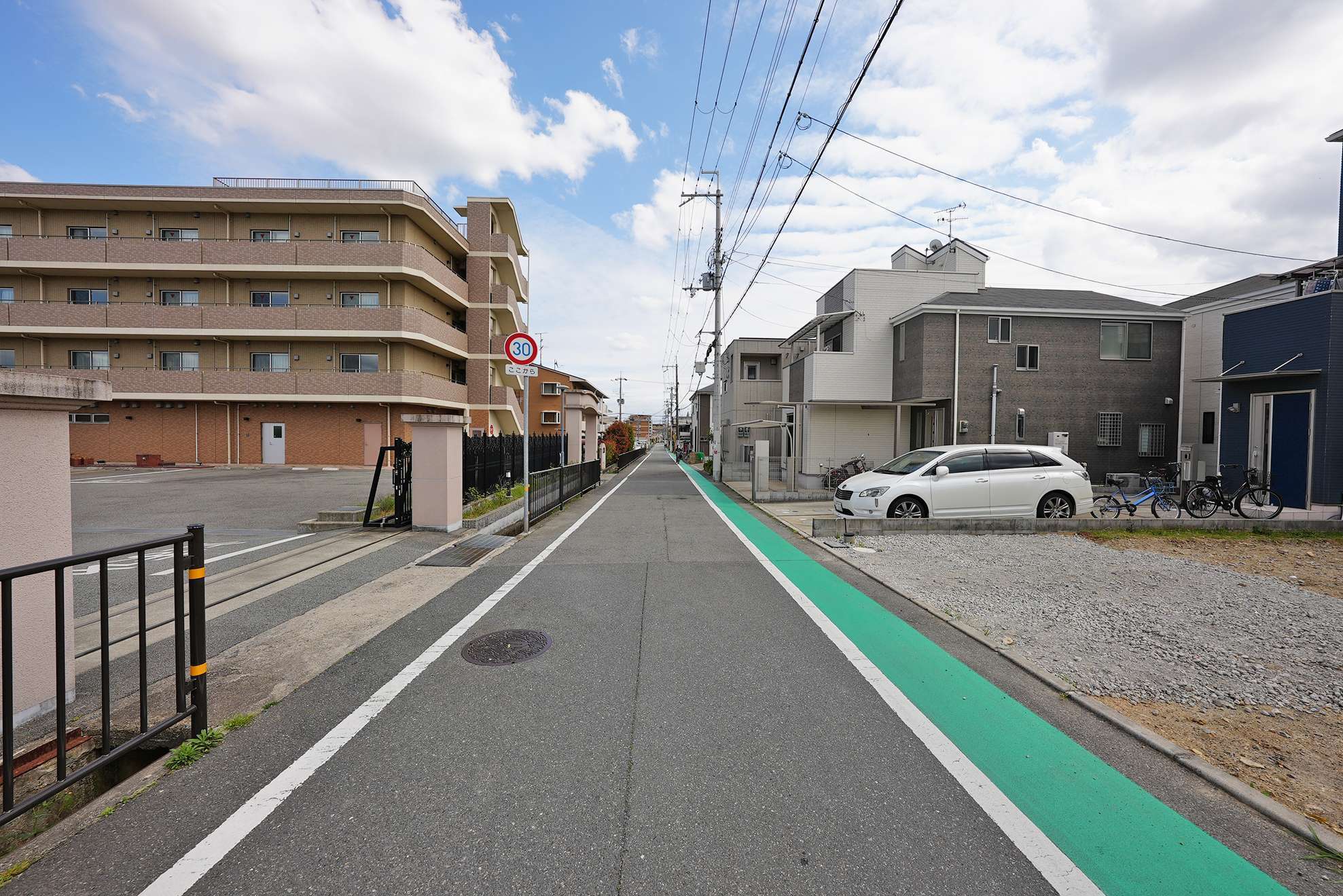 マンションと一戸建てが混在する住宅地。区画が整っており、地勢は平坦です。