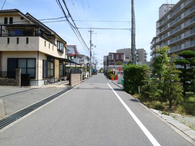 町の東部は一戸建てや『伊丹中野団地』の住宅棟が中心。