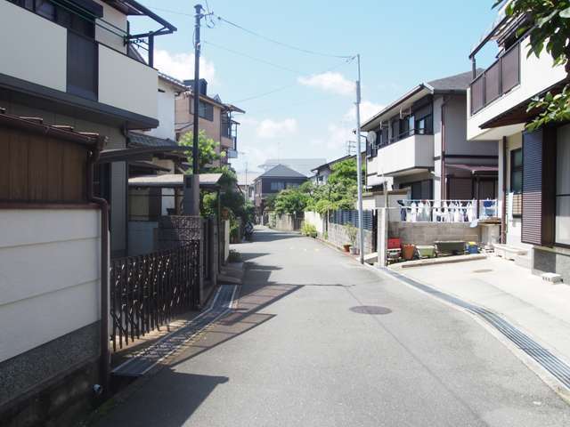 生垣のある家が多く、緑豊かで落ち着いた雰囲気の住宅街。