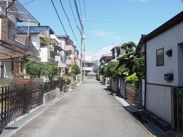 道幅は狭いですが、一戸建てが整然と立ち並んだ街並み。