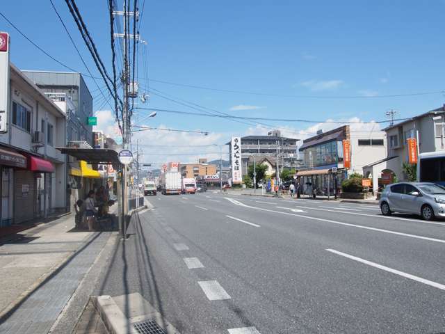 町の北東側を県道42号線が走っており、県道沿いには飲食店などの店舗が多く並んでいます。
