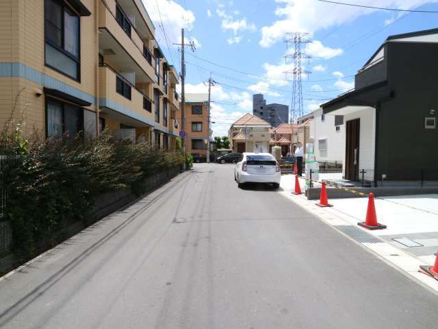 一戸建てやマンションが混在する街並み。