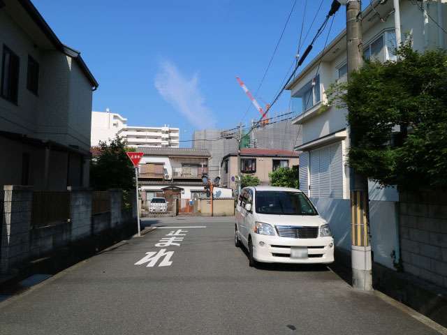 町の西部を東方向から見た景色。奥には団地が見えます。