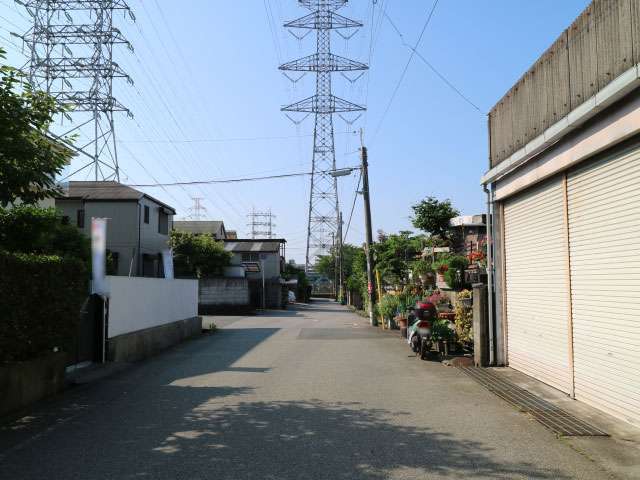 町の西部を北方向から見た景色。町の高いところを複数の高圧線が通っています。