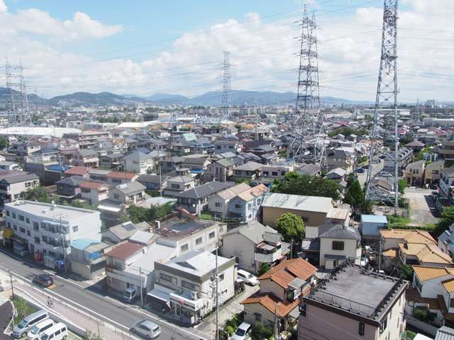 街の遠景。一戸建てや低層のマンションなどが混在しています。