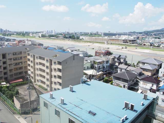 『西野7丁目』の近景。一戸建てやマンションの他に、一部工場が立っています。