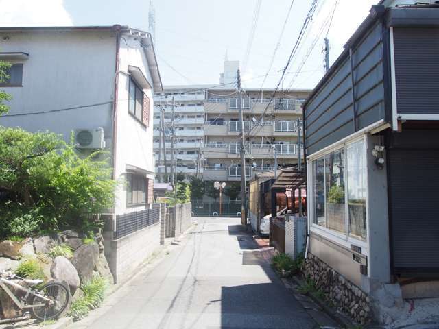道幅が狭く、入り組んでいますが車の交通量が少ない閑静な住環境が魅力です。