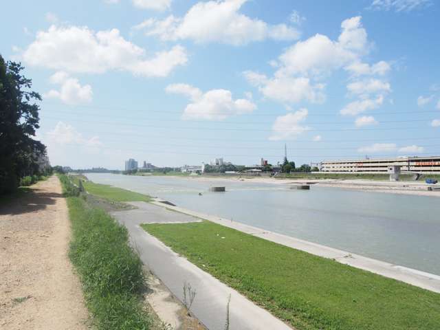 『武庫川』。河川敷では自然を身近に感じながら、お散歩やジョギングが楽しめます。