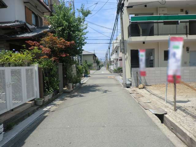 町から阪急伊丹線「伊丹」駅までの道のりは平坦ですが、JR福知山線「伊丹」駅までの道のりは終盤にややアップダウンがあります。