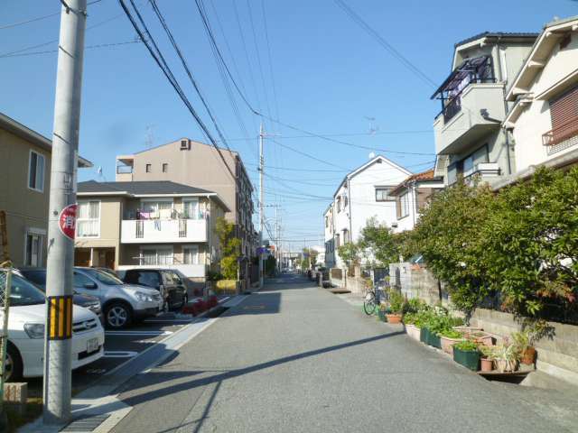 道幅が広く区画の整ったすっきりとした印象の街並み。