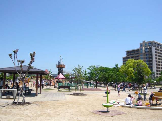 『笹原公園』。「多目的広場」「憩いの広場」「遊具広場」の3つのエリアに分かれています。自転車で来る家族連れが多いようです。