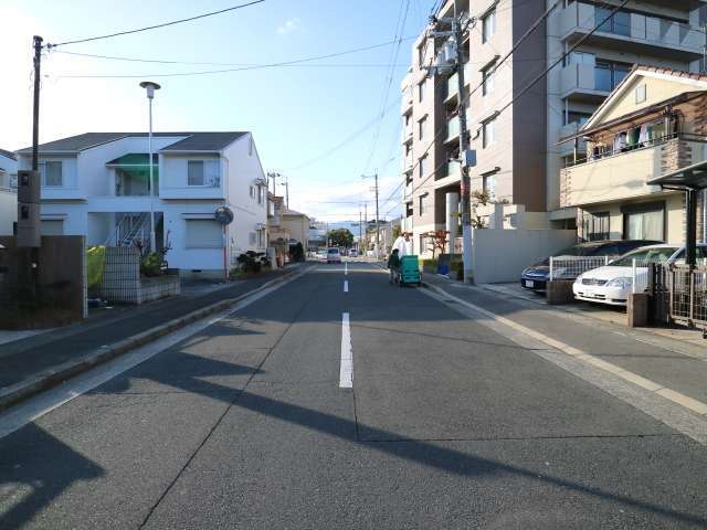 地勢は平坦で、住宅エリアが広がっています。