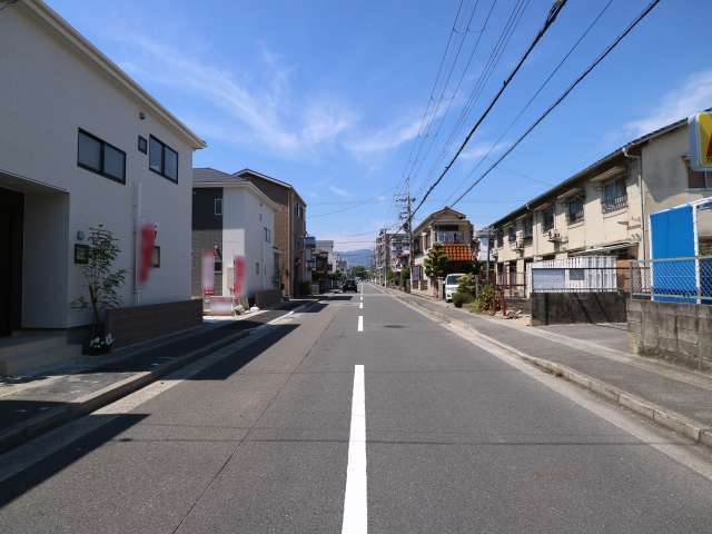 一戸建てやマンション、アパートなどが立ち並んでいます。