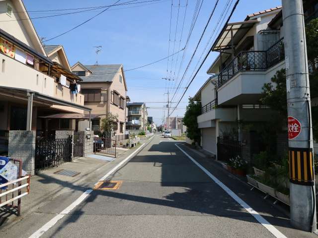 町の北西部を南方向から見た景色。一戸建てが多く並んでいます。