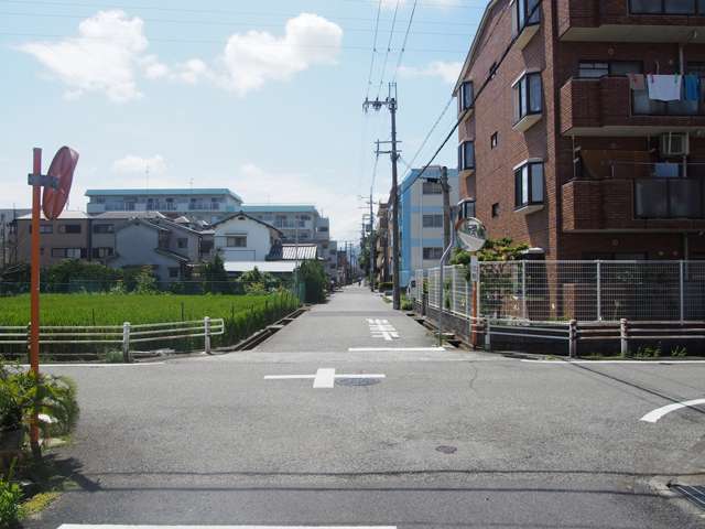 地勢はほぼ平坦。道幅は狭いですが、区画の整ったすっきりした印象を感じます。