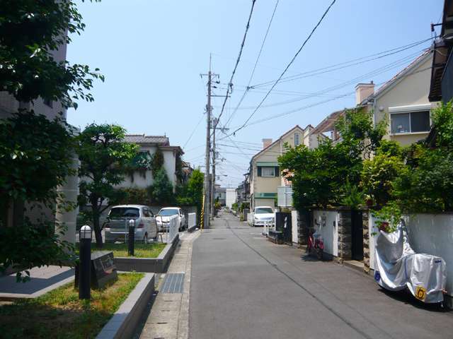 『野間8丁目』近景。一戸建てが中心に並ぶ住宅地で、『笹原公園』に近い、緑豊かな住環境です。