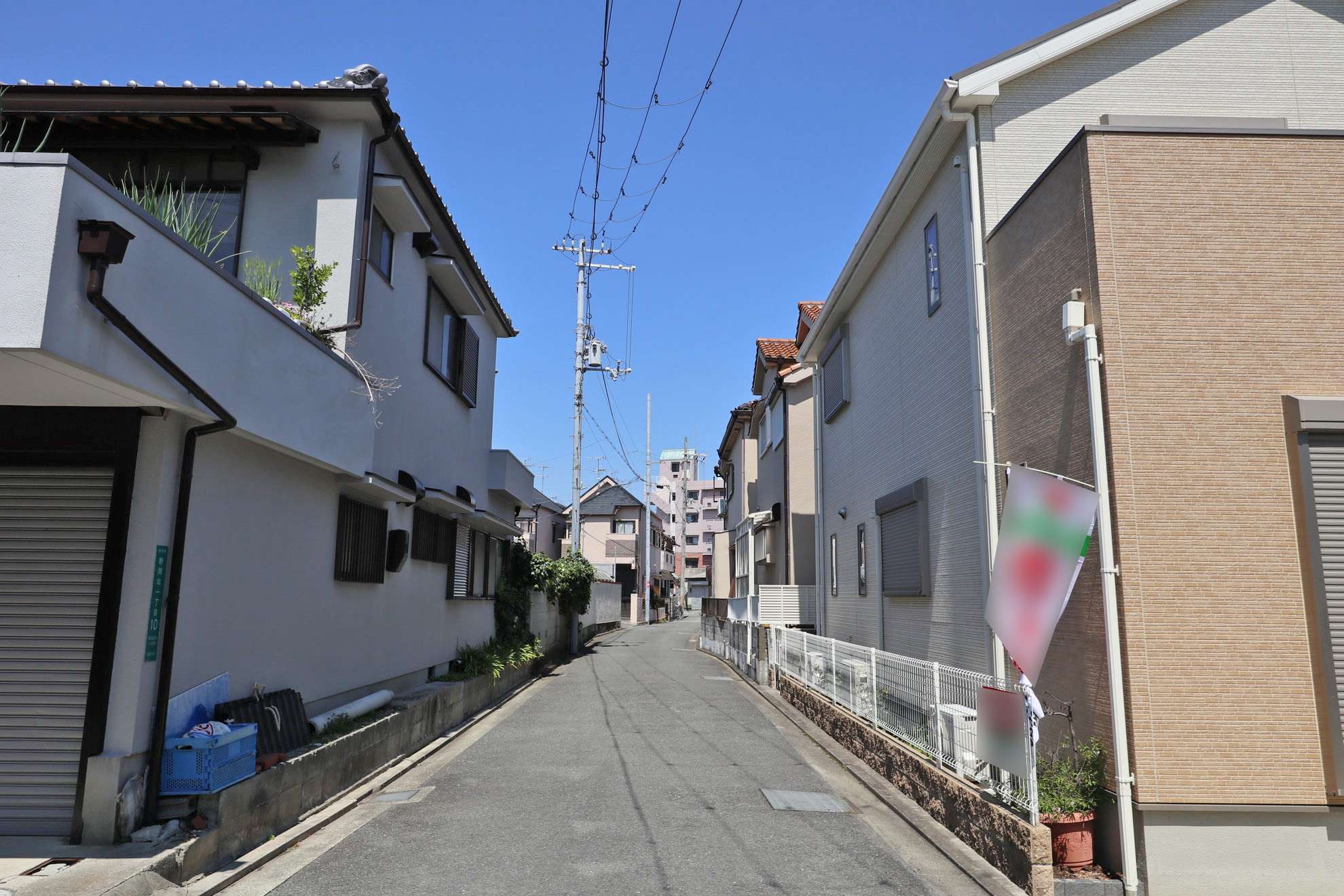 一戸建てやハイツが中心の住宅地。