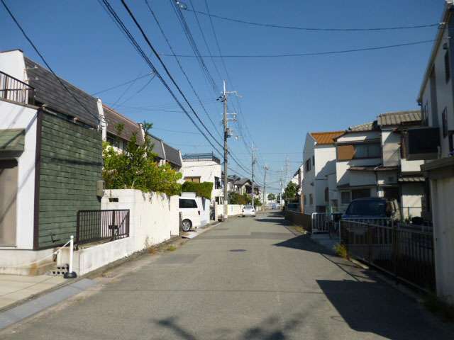 町の南部を西方向から見た景色。一戸建てが多く並んでいます。