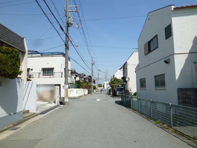 町の南部を南西方向から見た景色。道幅が広く、車の通行がしやすいです。