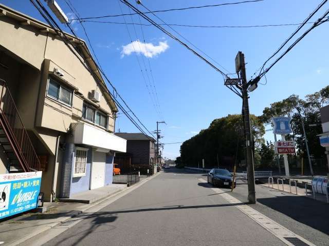 町の西側を走る県道332号線。地勢は平坦で、自転車での移動もらくです。
