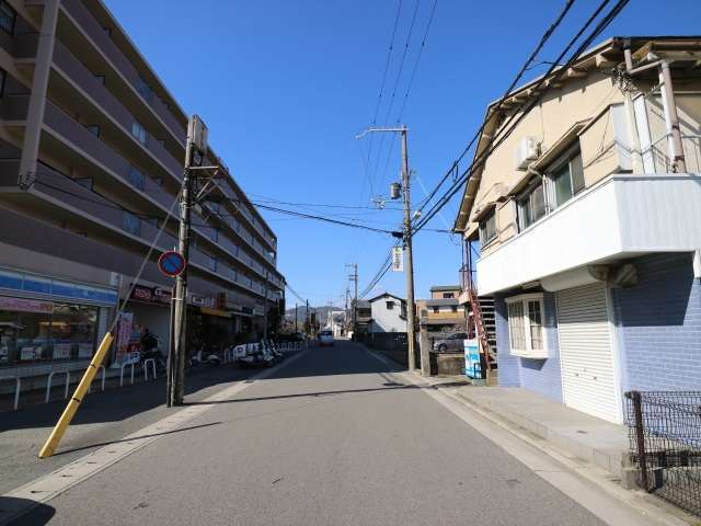 第2種中高層住居専用地域に位置し、一戸建てやマンションなどが混在しています。