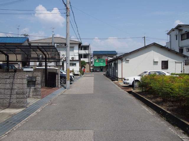地勢は平坦。道幅は狭く、入り組んでいますが、車の交通量が少ない閑静な住環境が魅力です。