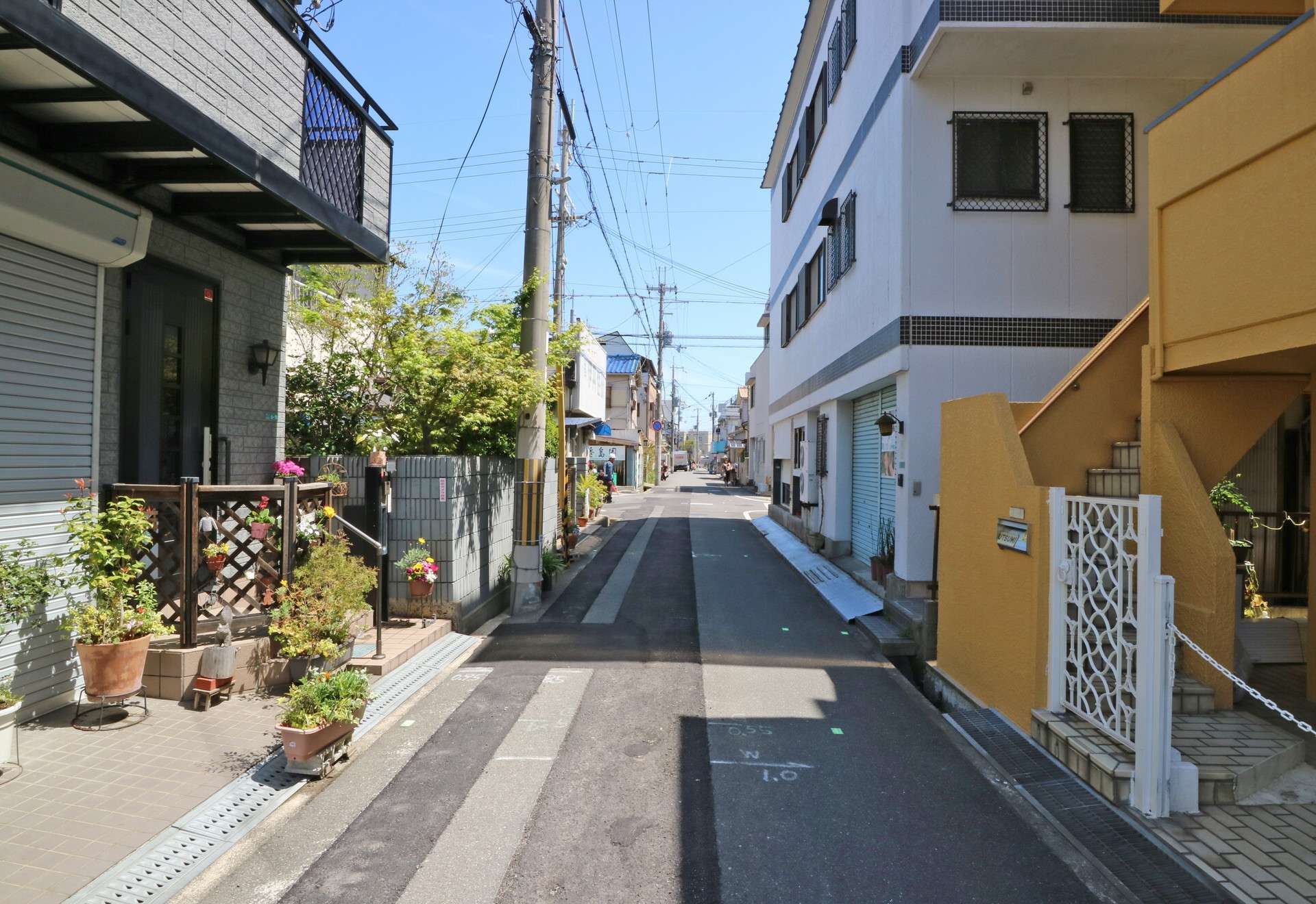 店舗や事務所なども混在する町ですが、一戸建てが多く立ち並んでいます。