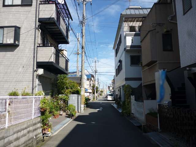 一方通行の道が多く、道幅はやや狭いですが、すっきりとした印象の街並み。