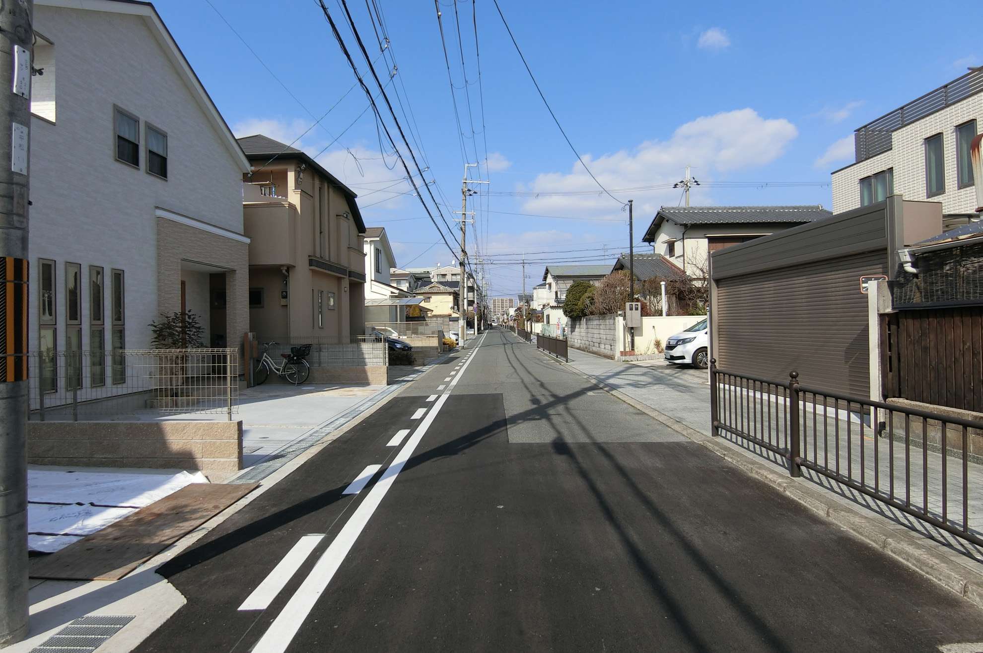 道幅は狭いですが、比較的区画の整った街並みです。