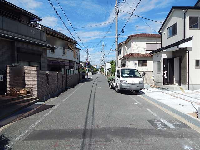 『広畑2丁目』は一戸建てやマンションが混在する区画の整った住宅街。